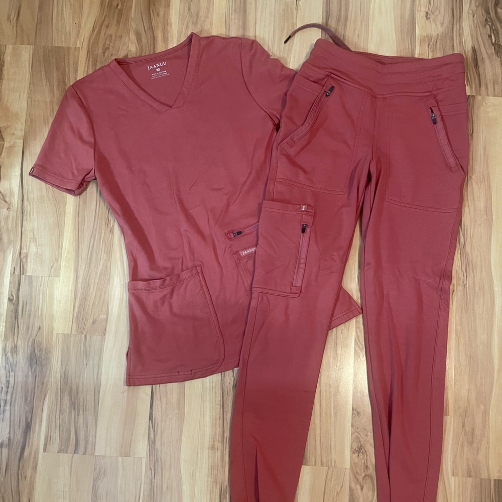 Jaanuu scrub set